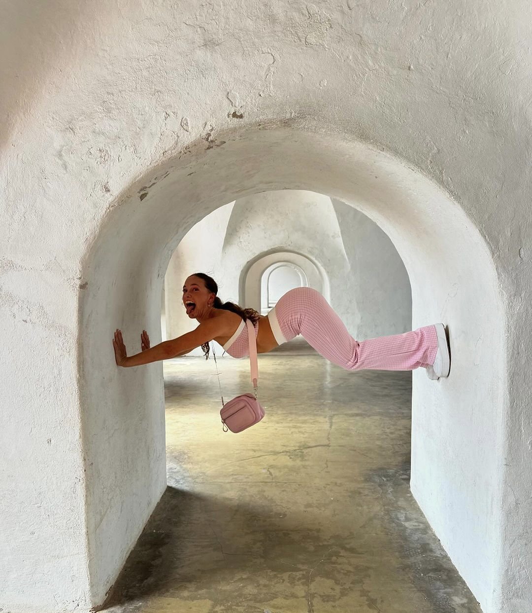 Cruise line dancer/Showgirl HO'ing around the Caribbean #1C1ValDu