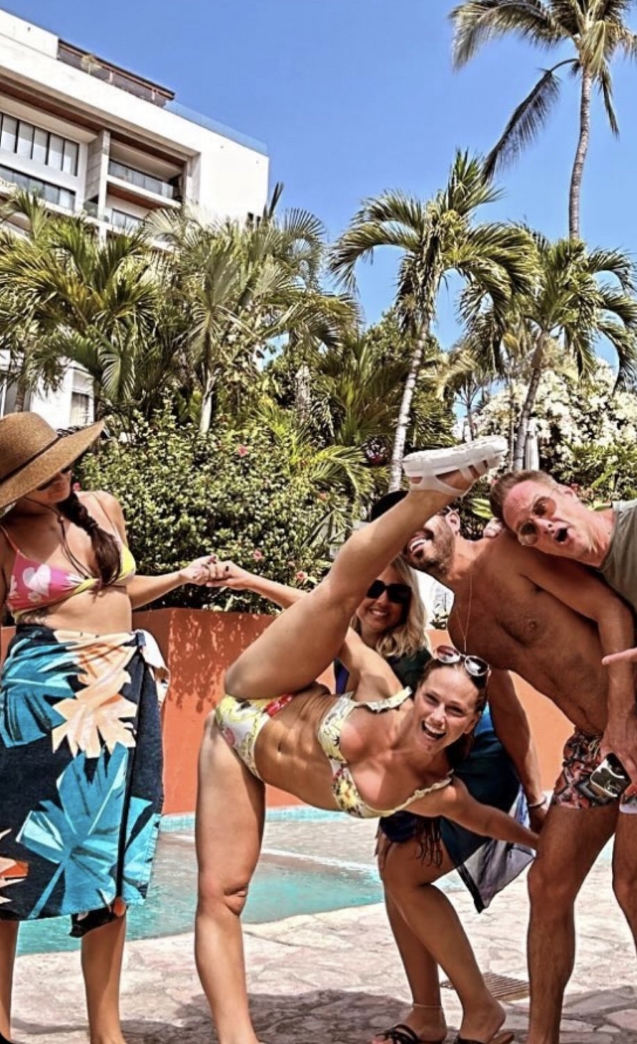 Cruise line dancer/Showgirl HO'ing around the Caribbean #IVQYUu5o