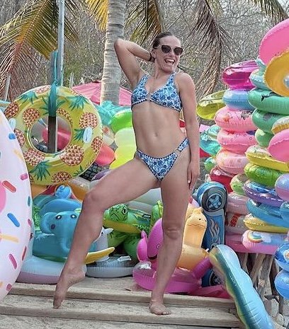Cruise line dancer/Showgirl HO'ing around the Caribbean #qleelmjZ