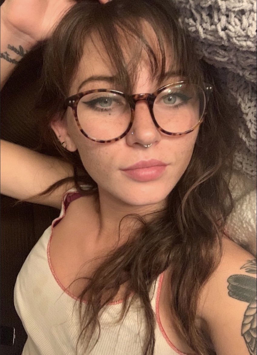 Alexandria Shows Off her Big Tits #8vl5cPWY