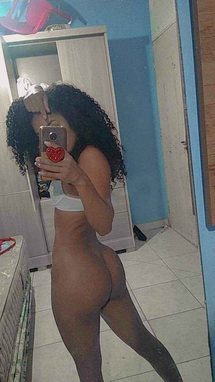 Novinha magrinha da favela mostrando a bucetinha #CNYjAbZ1