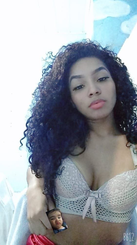 Novinha magrinha da favela mostrando a bucetinha #lghmSUyE