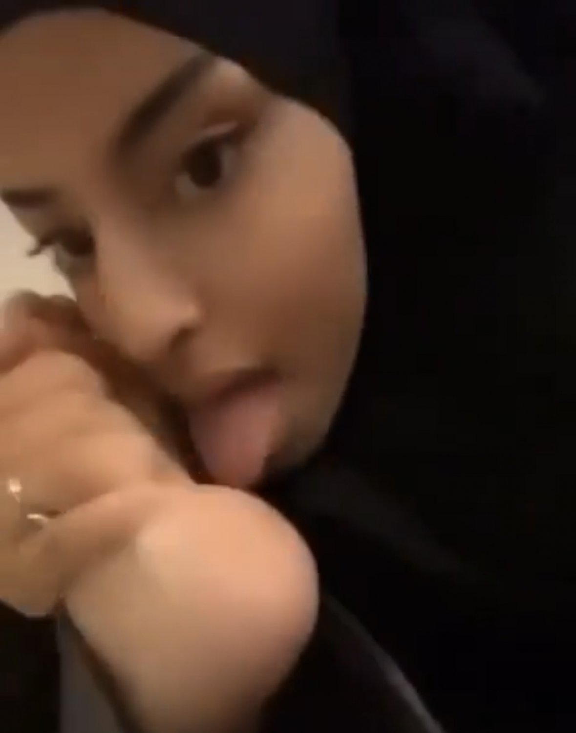 hijabi licking feet #NnkAeRel